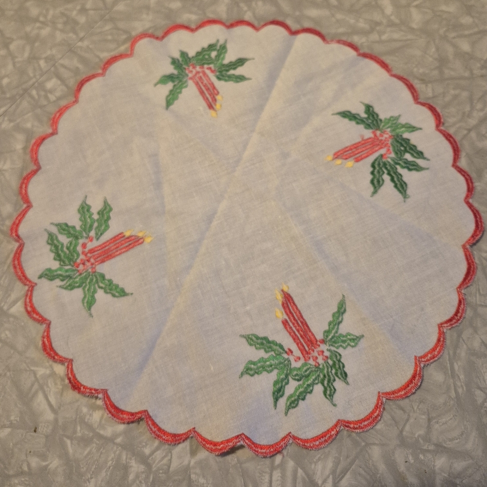 Vintage Christmas Table Doile - Picture 3 of 4